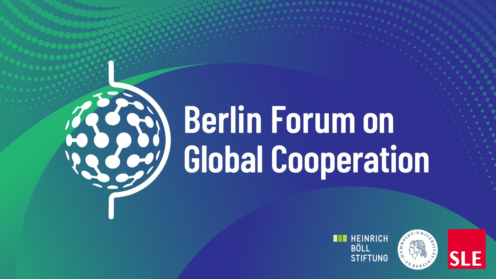  Illustration: Schriftzug „Berlin Forum on Global Cooperation“ mit stilisiertem Globus auf blau-grünem Hintergrund mit Punktmuster.