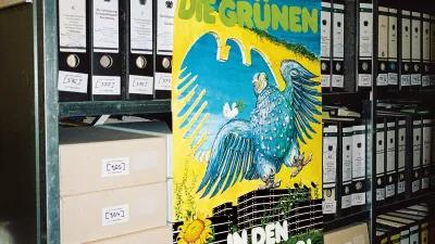 Plakat der Grünen am Archiv-Regal: "Die Grünen in den Bundestag"