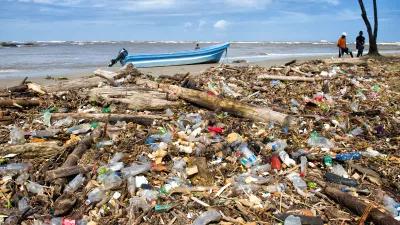 pLASTIKMÜLL AM sTRAND