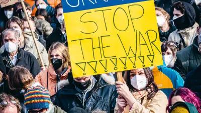 Böll.Thema Verantwortung: Eine Demonstration gegen den Krieg in der Ukraine