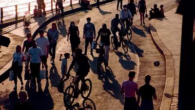 Fußgänger und Radfahrer auf der Quais de Seine in Paris, die 2012 für Fußgänger und Radfahrer freigegeben wurde.