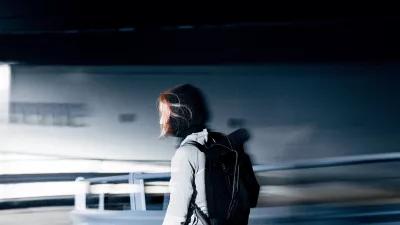 Person trägt einen schwarzen Rucksack der Schweizer Marke Freitag