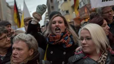 Eine junge Frau reckt ihre Faust in die Höhe auf einem rechtspopulistischen Marsch durch Berlin unter dem Motto: "Wir sind kein Freiwild, Nirgendwo!!!"