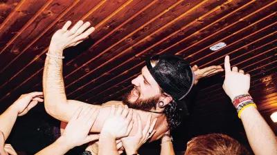Ostdeutschland: Mitglied der Band Feine Sahne Fischfilet wird von Fans auf Händen getragen