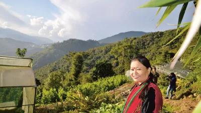 Böll.Thema - Landschaftsfoto mit Frau in Sikkim, Indien