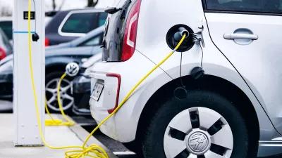 Elektroauto an einer Ladestation