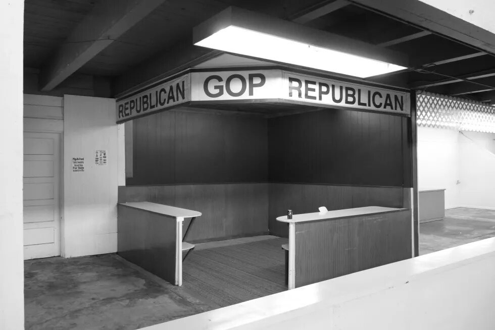 GOP leerer Verkaufsstand mit der Aufschrift: GOP - REPUBLICAN
