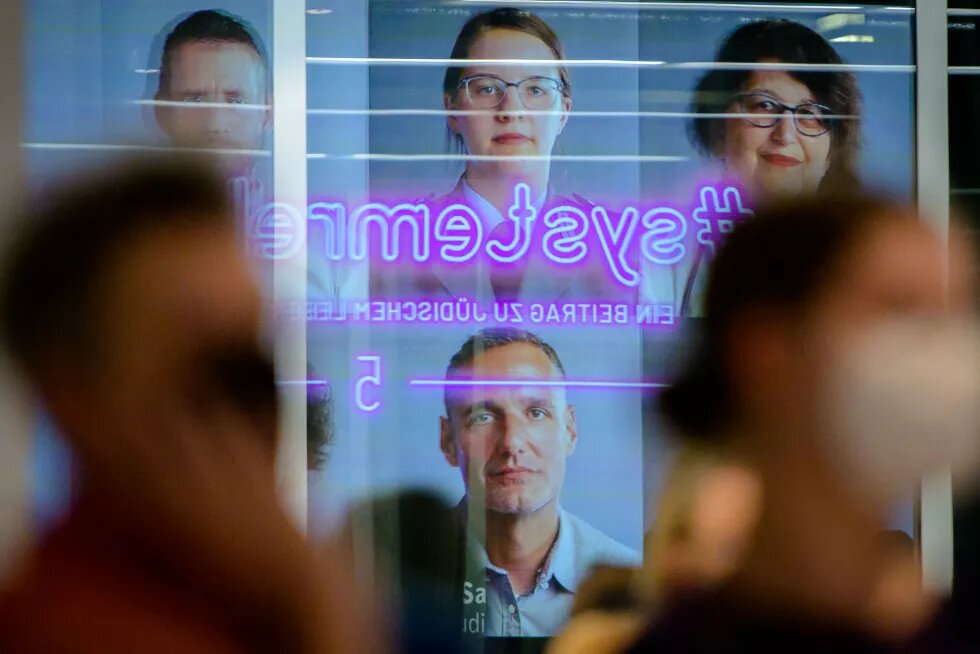 Titelbild von der Veranstaltung #Systemrelevant - Besucher/in vor Filmplakat Titelbild von der Veranstaltung #Systemrelevant - Besucher/in vor Filmplakat