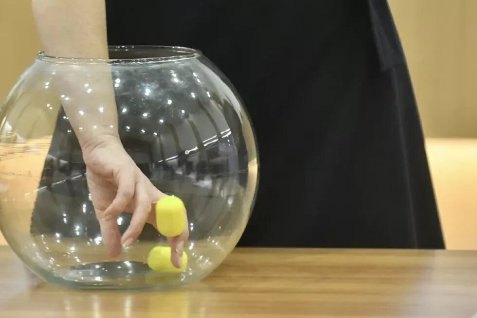 rundes Glas, Los in gelben Plastikkapseln wird gezogen  