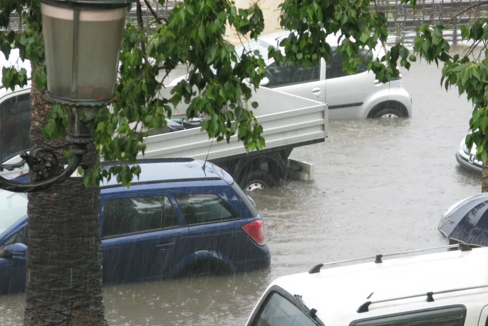 Überschwemmung Kalibrien - Autos auf wasserüberfluteter Straße