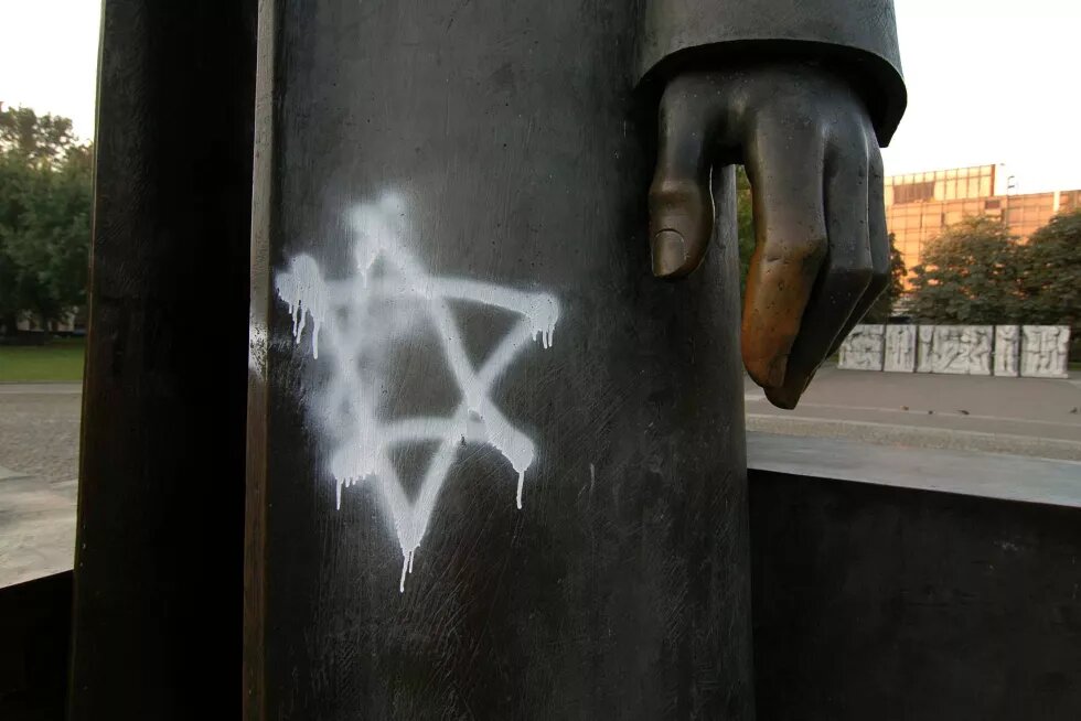 Antisemitische Schmiererei am Marx-Engels-Denkmal in Berlin