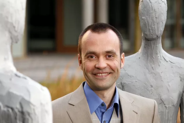 Porträt: Christoph Golbeck neben Gibsfiguren