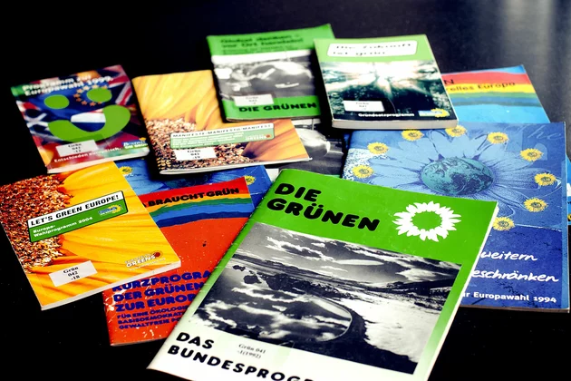 Zeitschriften und Hefte vor schwarzem Hintergrund. 