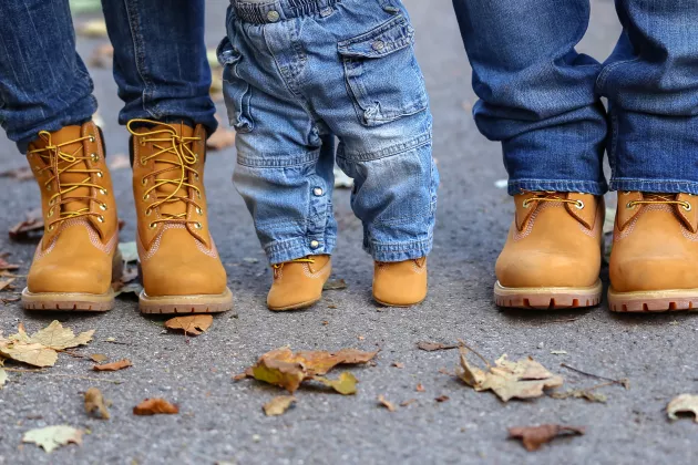 Unterschiedlich große Füße als Symboldbild für Familienpolitik