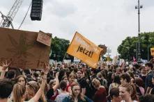 Jugendliche Demonstratinnen jund Demonstranten