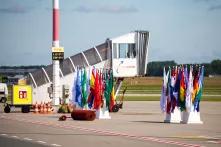 Fahnen der G20 Länder stehen zur Ankunft der Staats- und Regierungschefs am Hamburger Flughafen