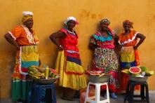 40 Years of the CEDAW in Colombia - Picture: Four colourfully dressed women selling fruit on the street.