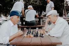Alte Männer spielen Schach