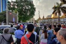 Aung San Suu Kyi vor dem Internationalen Gerichtshof in Den Haag. Live Public Viewing am Mahabandoola Square in Yangon am Dienstagnachmittag, 10. Dezember 2019.  © Axel Harneit-Sievers
