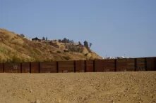 Grenzbarriere zwischen den USA und Mexiko in der Nähe der Monument Road, San Diego, Kalifornien, USA, mit Blick auf Tijuana, Baja California, Mexiko