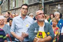 Mehrere Menschen auf einer Demontration, im Vordergrund zwei Männer
