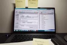 Laptop mit Archiv-Datenbank