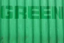 Grüne Wand mit dem Schriftzug "Green"