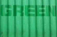 Grüne Wand mit dem Schriftzug "Green"