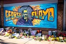 Street Art mit Blumen und Kerzen zum Gedenken an George Floyd