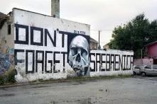 Schriftzug auf Mauer: DONT FORGET SREBRENICA - Srebrenica darf nicht vergessen werden!