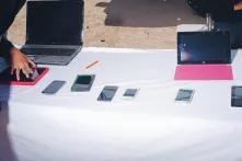 Mehrere Laptops und Smartphones auf einem Tisch