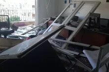 Geborstene Fenster, Türen aus den Angeln gerissen: Auch das Büro der Heinrich-Böll-Stiftung in Beirut wurde von der Explosion beschädigt