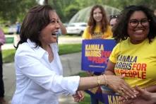 Kamala Harris mit Unterstützerinnen