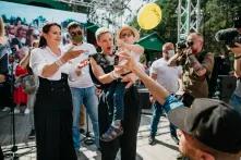 Zwei Frauen bei einer Demonstration, umringt von Fotografen