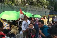 Menschen protestieren vor der Deutschen Botschaft in Jakarta