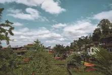 Landschaft und Hütten in Assam