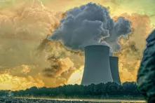 Kühlturm eines Kernkraftwerkes, mit Explosion am Horizont 