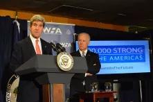 Während Vizepräsident Joe Biden zuschaut, hält US-Außenminister John Kerry eine Rede zum Start der Partnerschaft "100.000 Strong in the Americas" im US-Außenministerium in Washington, D.C. 