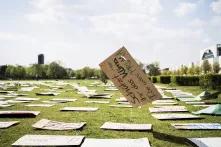 Demo-Plakate auf der Wiese vorm Bundestag