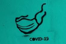 Graffiti: Mund-Nasen-Schutz und Schriftzug "Covid-19"