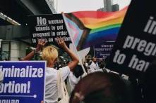 Kampagnenschilder zur Entkriminalisierung von Abtreibung, gesehen beim Pride Marsch am 7. November 2020 in Bangkok