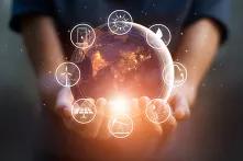 Erdplanet in Händen