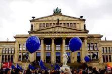 EU-Luftballons vor dem Konzerthaus Berlin