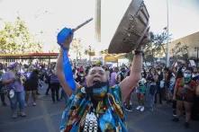 Frau in Chile auf Demo