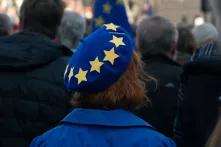 Blauer Hut bestickt mit Sternen der EU