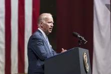 Biden redet am Pult