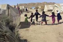 6 Kinder spielen im Flüchtlingslager in Afghanistan