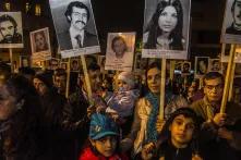 Eine Demonstration auf der Schilder mit Porträts von Verschundenen hochgehalten werden