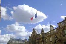 Die französische Flagge auf der Spitze des Élysée-Palastes.