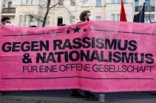 Pinkfarbener Demo-Banner mit der Aufschrift "Gegen Rassismus und Nationalismus - Für eine offene Gesellschaft"